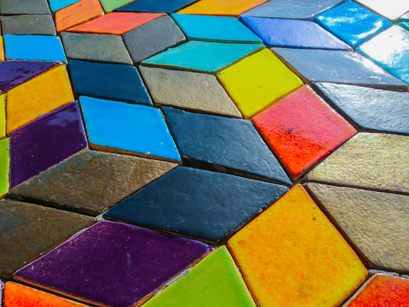Cerâmicas coloridas em forma de quadriláteros. Cerâmicas coloridas em forma de quadriláteros.