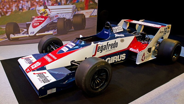 Competição de Ayrton Senna pela Fórmula Ford 1600.[3]