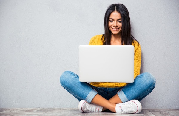 Mulher com notebook.
