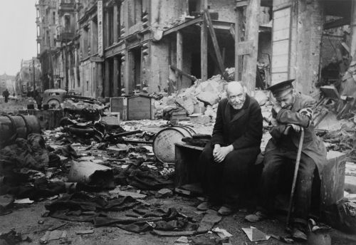 Cidadãos Berlinenses Dois cidadãos berlinenses sentados em meio à destruição da capital alemã, em maio de 1945, após a rendição nazista