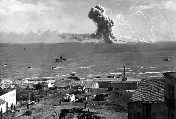 Desembarque dos Aliados na Sicília Explosão de navio americano após ser atingido por uma bomba lançada pelos alemães durante o desembarque dos Aliados na Sicília.