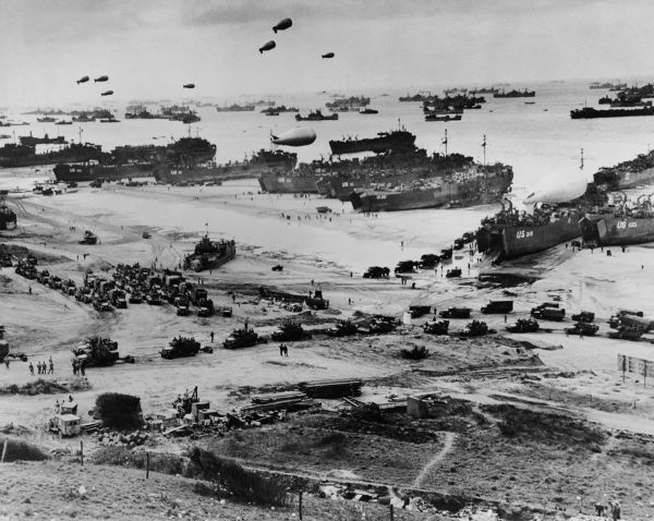 Registro do Dia D, o desembarque das tropas aliadas na Normandia, no contexto da Segunda Guerra Mundial.