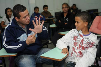 É necessário um professor de apoio para cada aluno com necessidade especial.