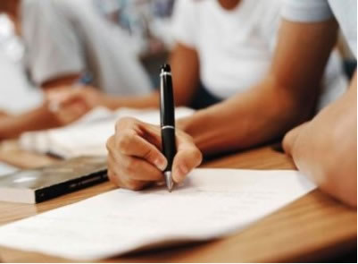 Estudante negra com material escolar, texto Dicas para o Enem