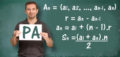 Mão escreve em quadro-negro: “Enem Matemática”.