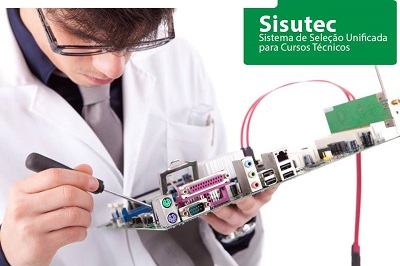 Foto com efeito transparente de estudantes ao fundo, logomarca do SiSU em primeiro plano. Texto explica o que é o SiSU.