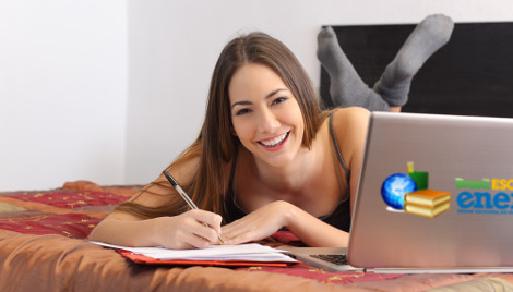 Estudante negra com material escolar, texto Dicas para o Enem