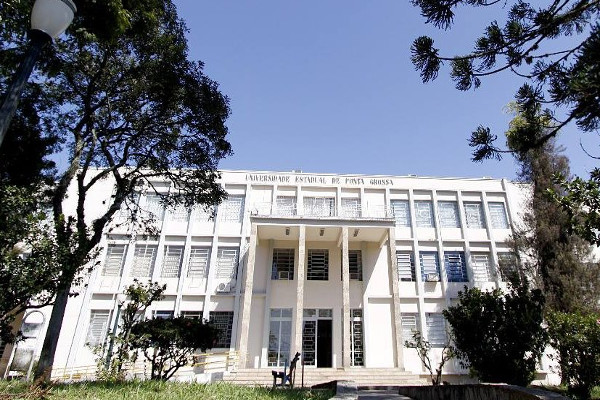 Alunos nos corredores da UnB
