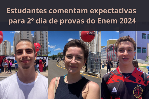 Estudante sorridente apontado para cima