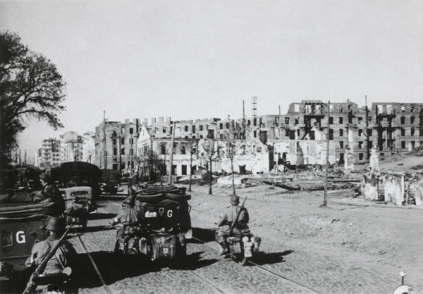 Tropas alemãs em Minsk, Bielorrússia, durante a Segunda Guerra Mundial.