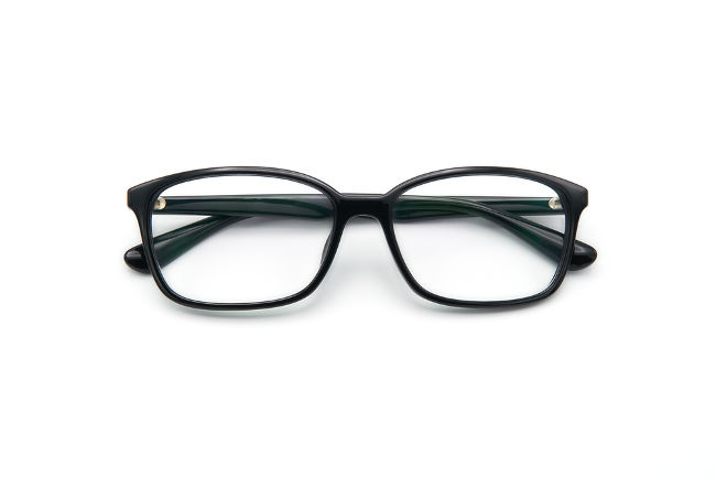 Óculos são um conjunto de lentes esféricas divergentes ou convergentes, que são ajustadas de acordo com o erro de refração presente no olho.