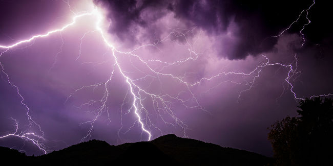 As descargas formadas durante as tempestades elétricas são grandes correntes elétricas que se propagam pelo ar.