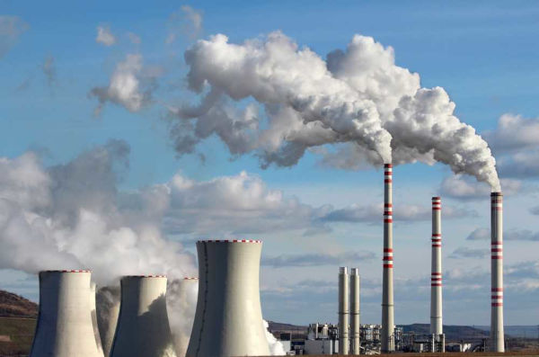 O uso de combustíveis fósseis está associado a problemas ambientais, como emissão de gases poluentes à atmosfera.