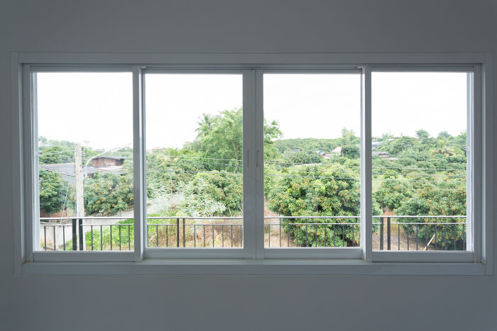 Os vidros da janela são transparentes, enquanto a parede é opaca para a luz visível.